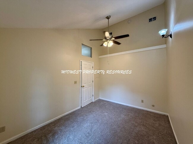 Building Photo - Quaint 2 bedroom 2 bath Near The Square in...