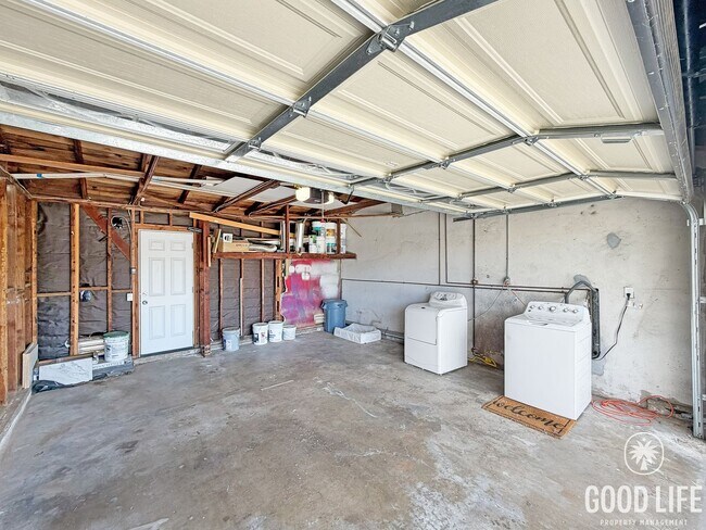 Building Photo - Charming 3B/2BA Home with Attached Garage, Large Yard and Modern Comforts in Quiet Baseball Field...