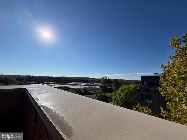 Building Photo - 4560 Longfellow St