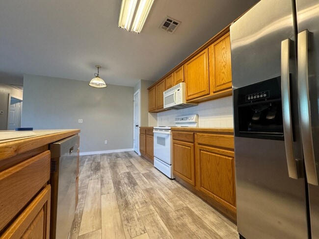 Building Photo - ***910-2 NW A Street***