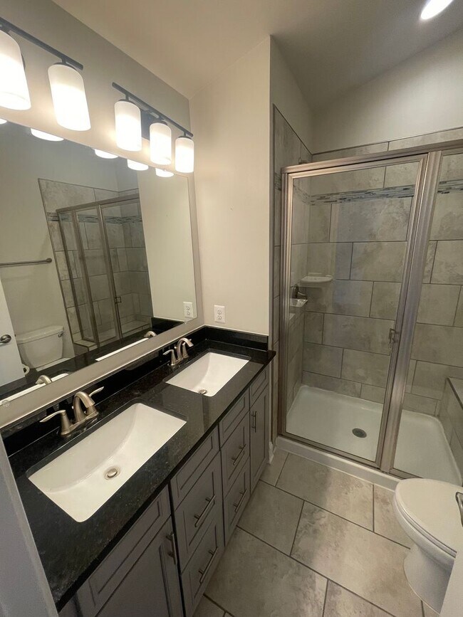 Building Photo - End of unit townhome in Trails at Beech Cr...