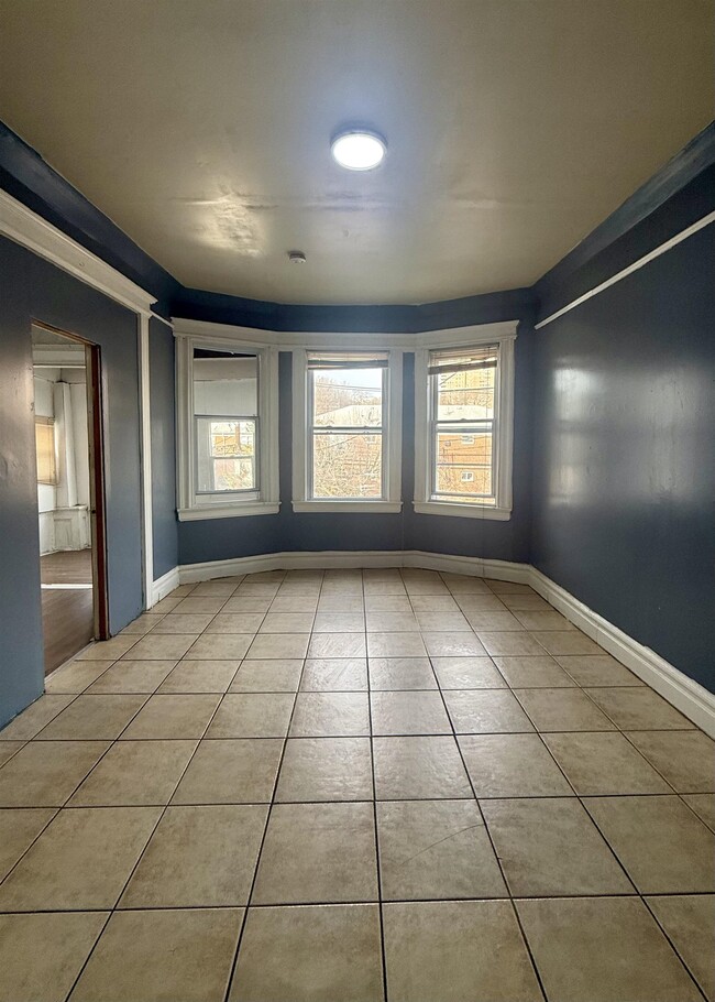 Building Photo - 110 Lincoln Ave