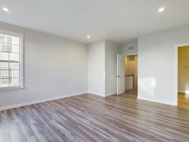 Building Photo - Stunning, Bright 2 Bedrooms  2 1/2 Bathroo...