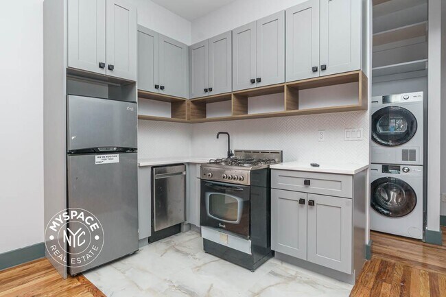 Building Photo - 52 Monitor St