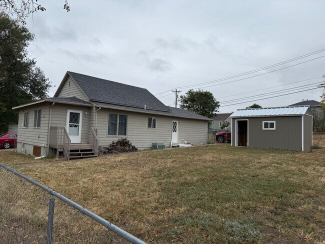 Building Photo - Centrally Located Three-Bedroom, One-Bathroom Home for Rent