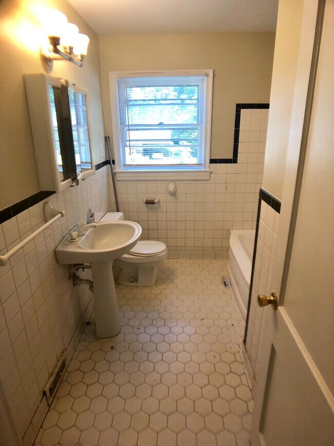 Building Photo - 3 BR close to Linley Park and Arboretum