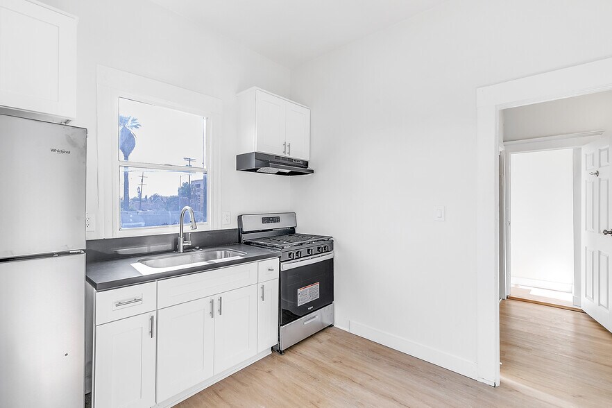 Building Photo - 1618 E Vernon Ave