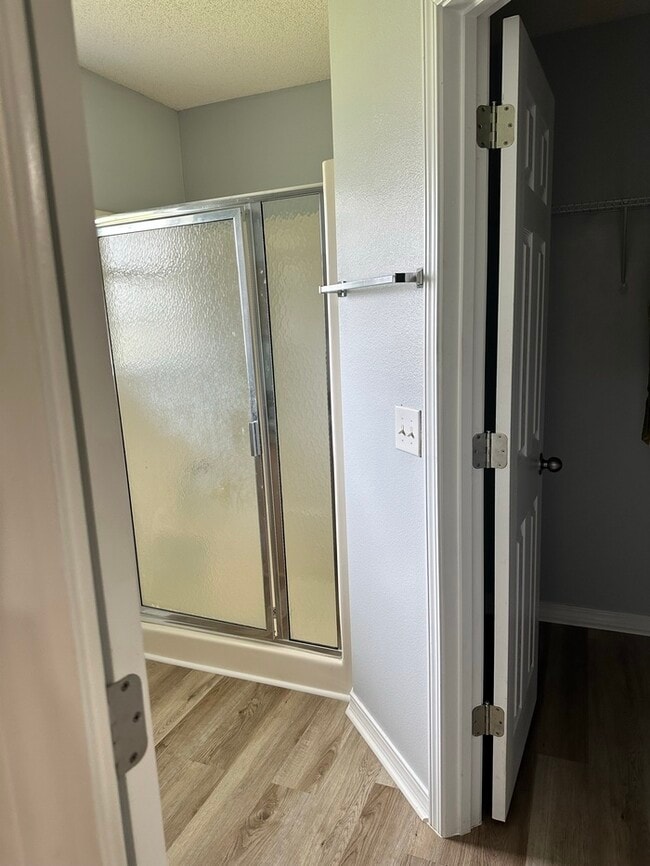 Building Photo - Large 4 bed / 3 bath home minutes from Nav...