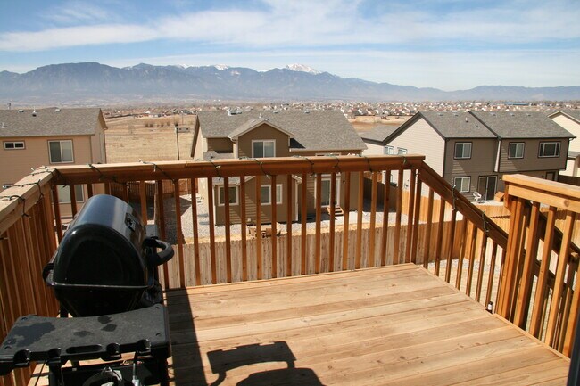 Building Photo - Beautiful 3 bedroom home available with mo...