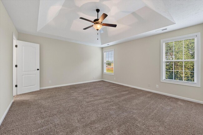 Building Photo - 566 Falkland Cir