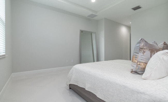 Building Photo - 15145 Cameo Ct