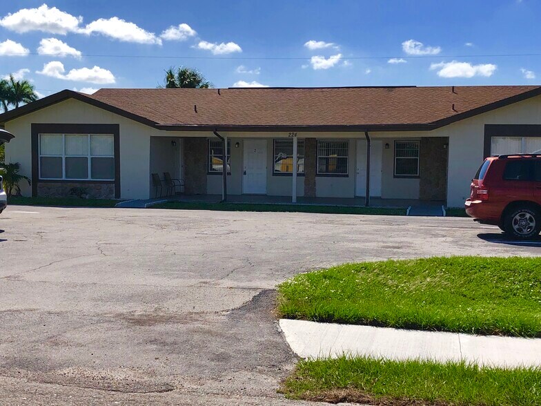 Building Photo - 224 SW 47th Ter