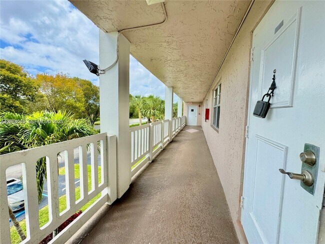 Building Photo - 1075 Riverside Dr