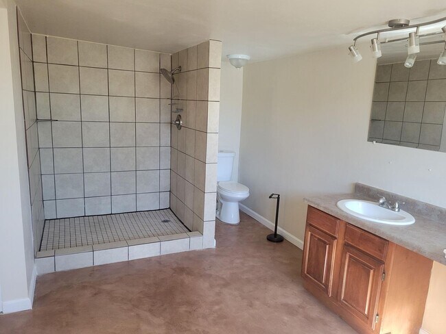 Building Photo - 3 bedroom/2 Bath with added Studio