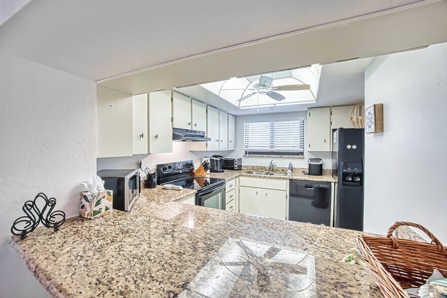 Building Photo - 226 3rd St