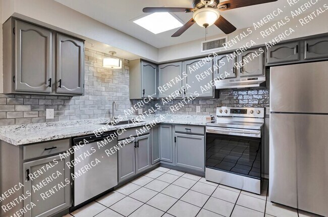 Building Photo - 944 N Catalina Ave