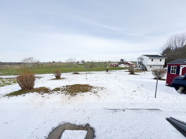 Building Photo - Country View. Great Walking Area.