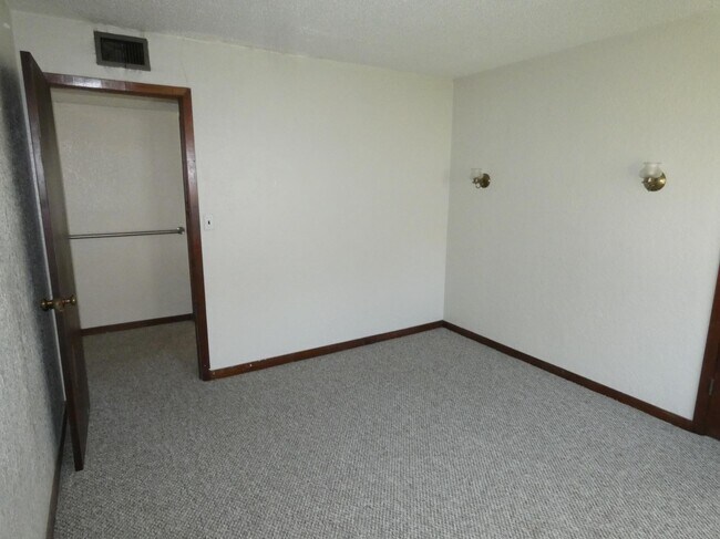 Building Photo - 326 N Monroe St