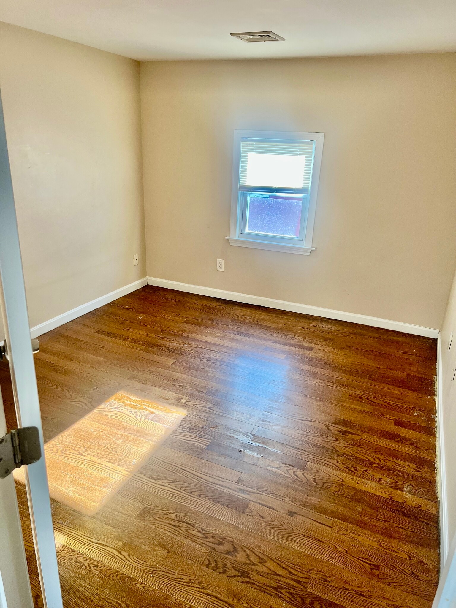 Building Photo - 105 Oak Island St