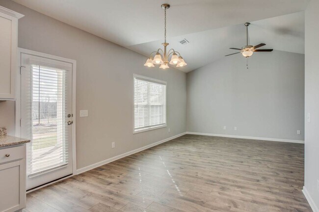 Building Photo - ***  COMING SOON!   ***  Stylish and comfo...