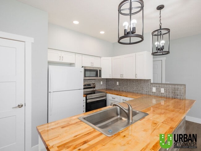 Building Photo - Bright 2 Bedroom Condo in Beautiful Libert...