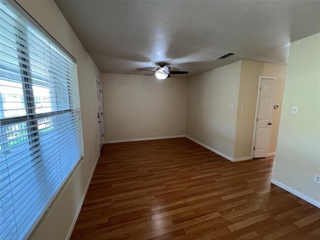 Building Photo - 2450 Ashdale Dr