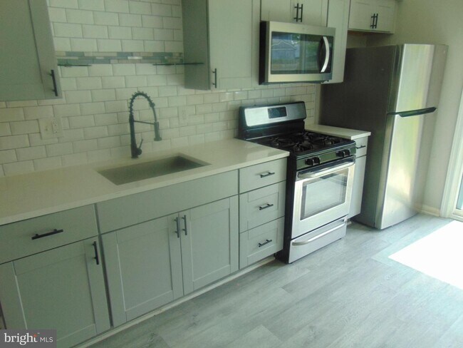 Building Photo - 24 Hopewell Ln