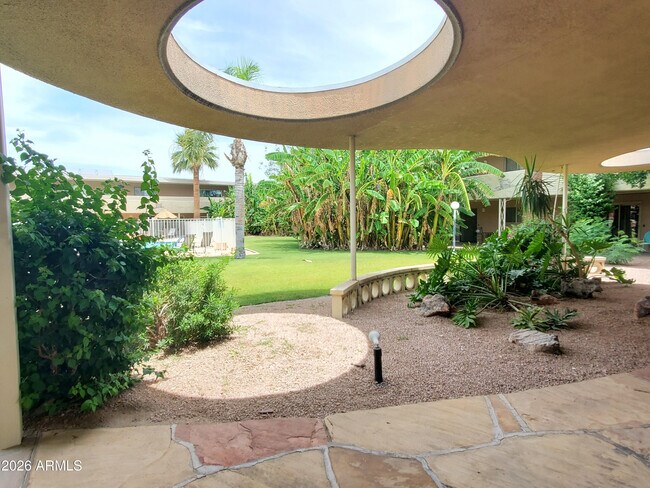 Building Photo - 6824 E 2nd St