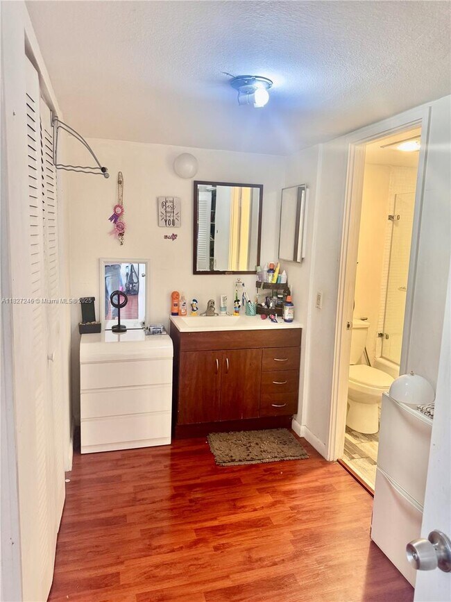 Building Photo - 3731 N Country Club Dr