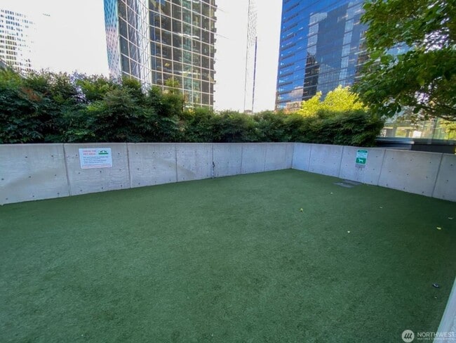 Building Photo - 1Bd/1.5Ba Bellevue Condo