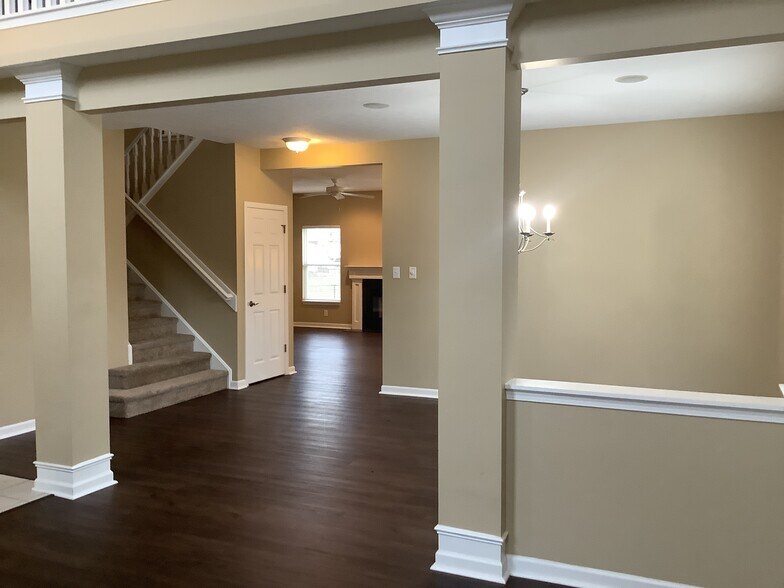 Building Photo - 18690 Round Lake Rd