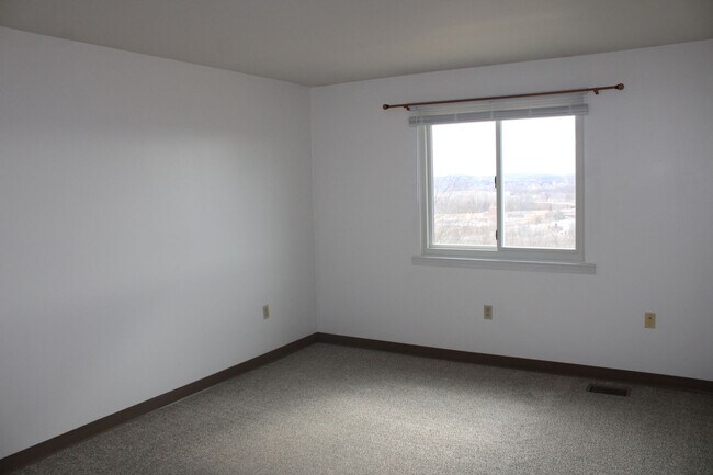 Building Photo - 2 Bedroom Townhome with Attached Garage