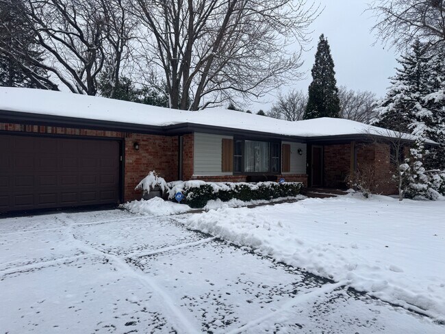 Primary Photo - 1014 St Andrews Way