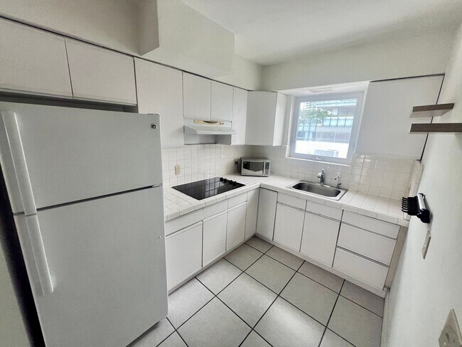 Building Photo - Excellent location in the heart of south b...