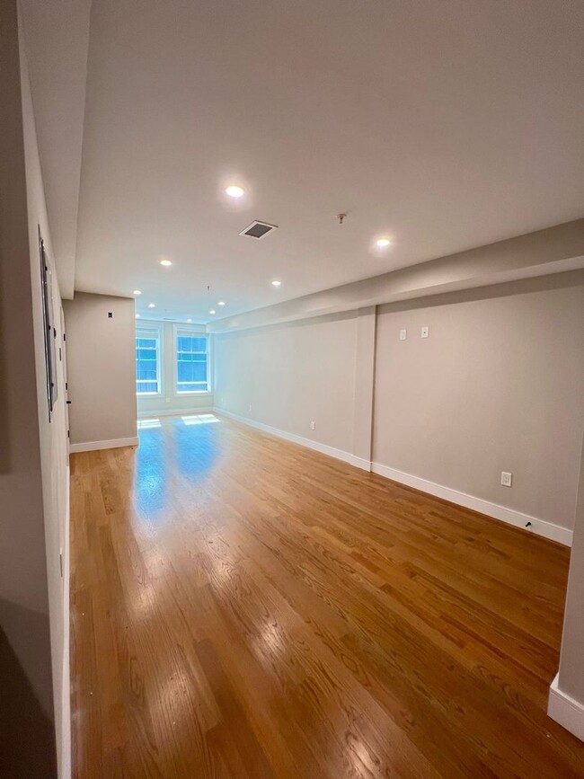 Building Photo - Huge 3 bed in theatre district