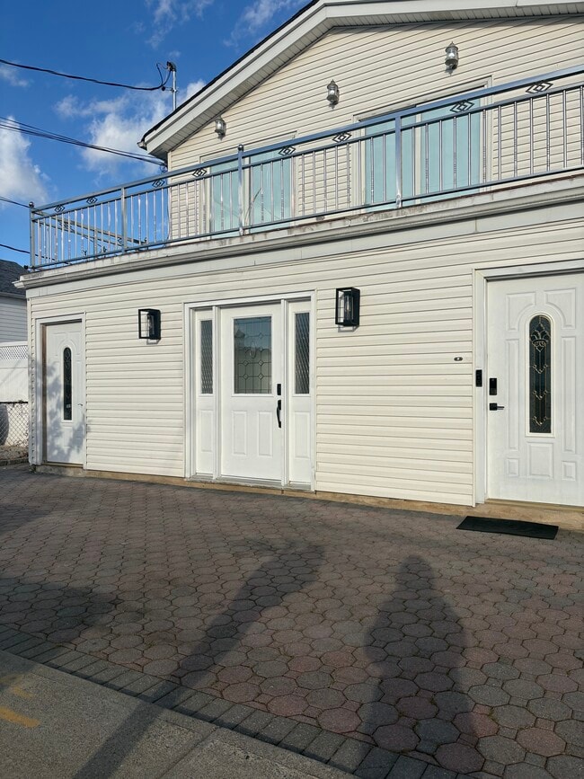 Building Photo - 193 Jerome Ave