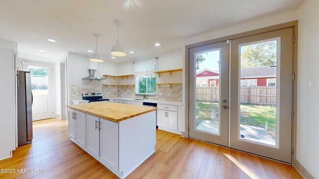 Building Photo - 966 Ingleside Ave