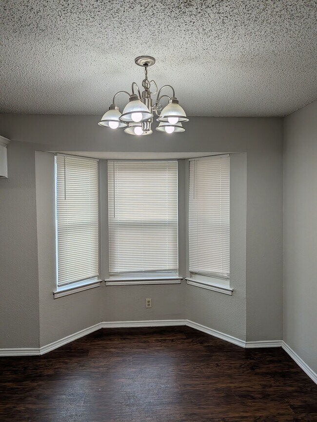 Building Photo - 1909 Willow Vale Dr