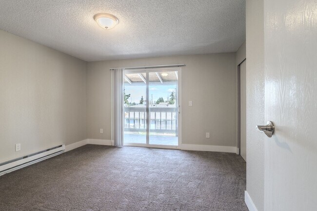 Building Photo - Open Concept Townhome with Balcony