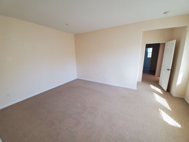 Building Photo - Spacious 4 Bedroom 3 Bath Two Story Riverp...