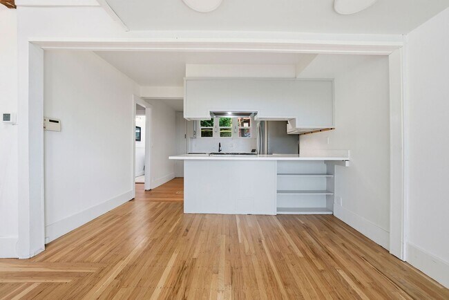 Building Photo - 3 Bed/2.5 Bath Multilevel Home with Amazin...