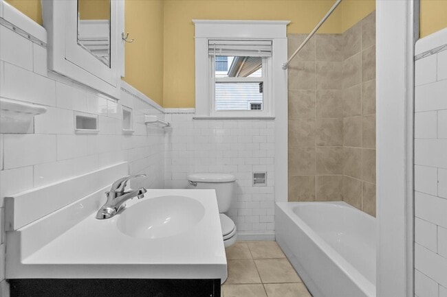 Building Photo - 707 Mayflower Dr