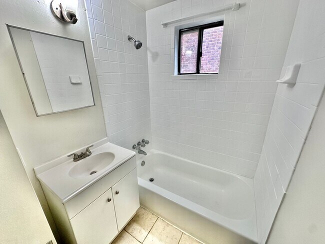 Building Photo - Spacious 6 bedroom 3.5 bath Tudor Townhouse w/Deck close to Georgetown University & Hospital