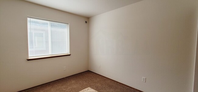 Building Photo - Newly Updated Townhouse in Tacoma! $500.00...