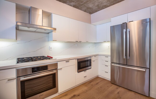 Building Photo - Little Italy, Loft Style 2bed 2bath 2 park...