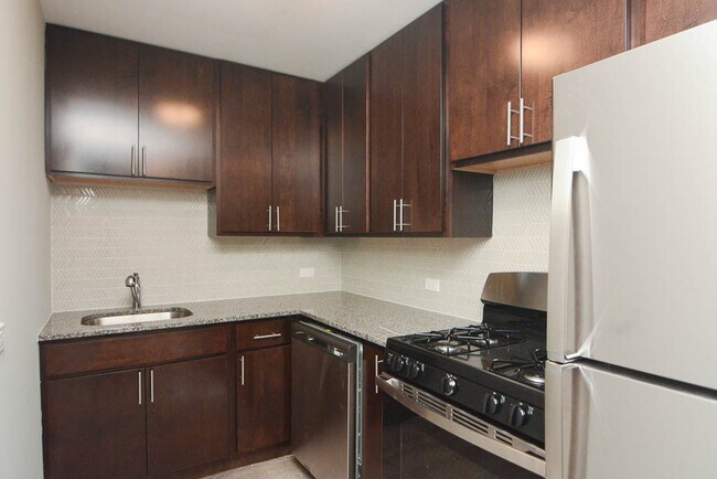 Building Photo - 447 W Surf St