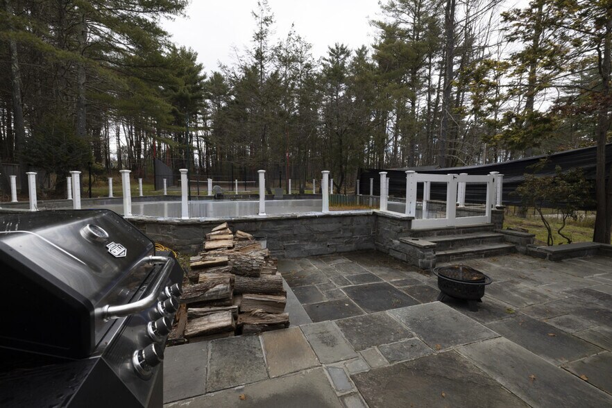 Building Photo - 1080 NY-52