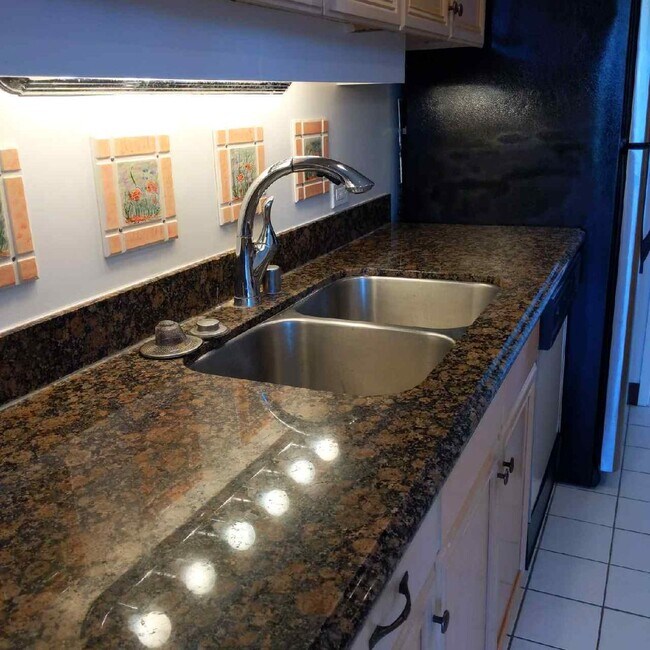 Building Photo - 2 Bedroom Corner Unit with 2 Side-by-Side Covered Parking Stalls in Hawaii Kai
