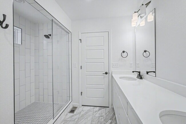 Building Photo - 16417 E 111th Pl