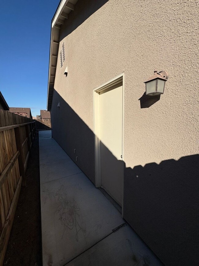 Building Photo - Beautiful Visalia Home Available Now!